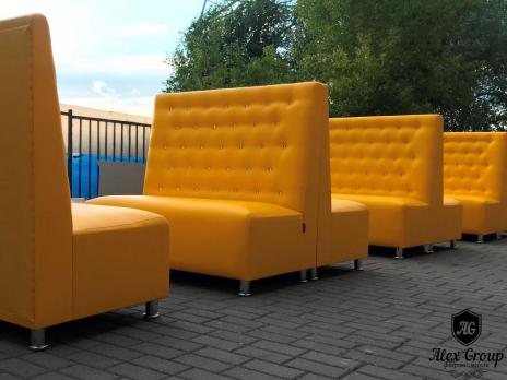Желтый диван с высокой спинкой и стразами для кафе бара и ресторана
